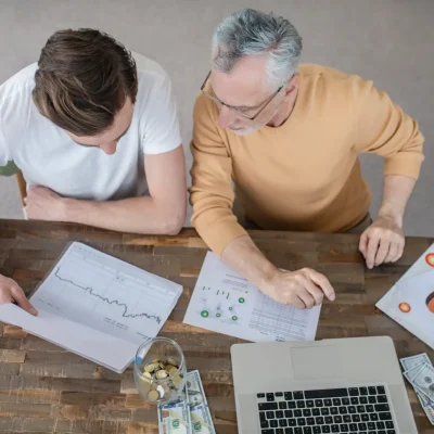 Deux-hommes-conseils-fiscaliste-PME-quebec